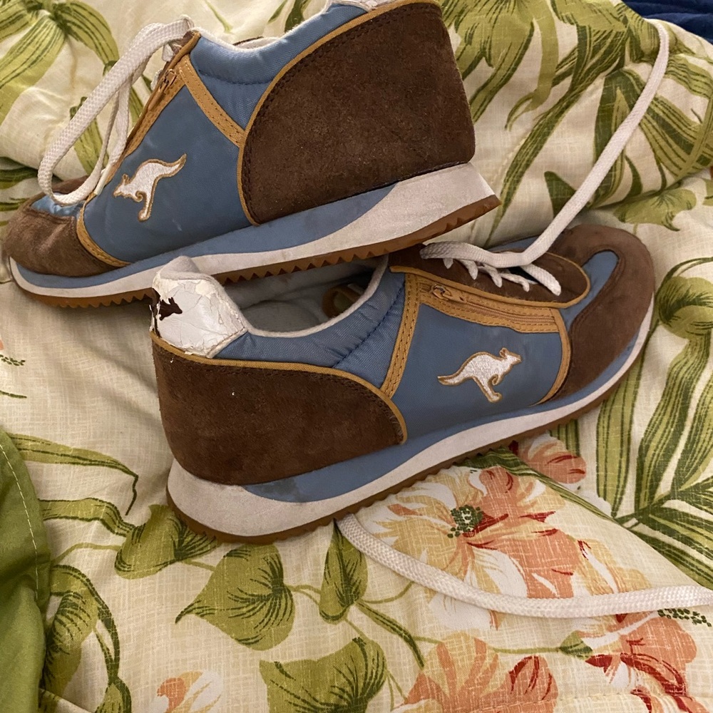 Puma vintage style sneakers.